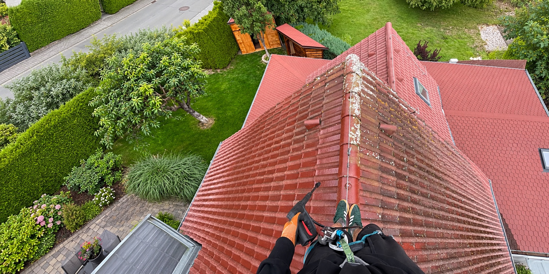 Čištění taškové střechy z pohledu pracovníka